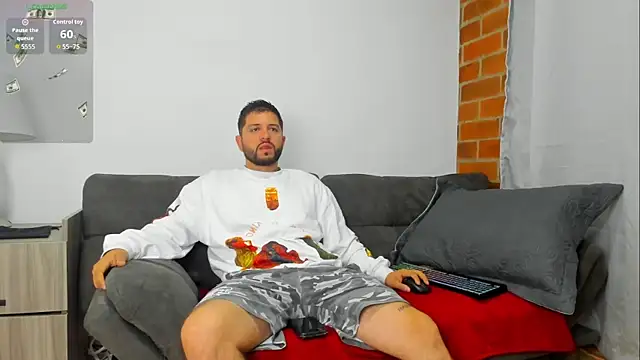 Snapshot of TomSloam chatting on 10/20/25, 10:59 TomSloam online show from 10/20/25, 10:59