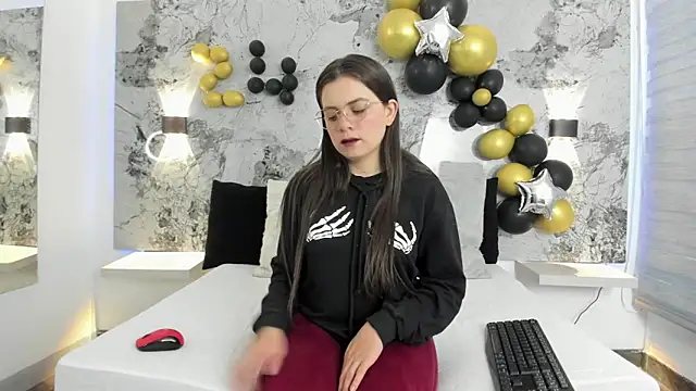 ZOE LE online show from 04/15/26, 12:01