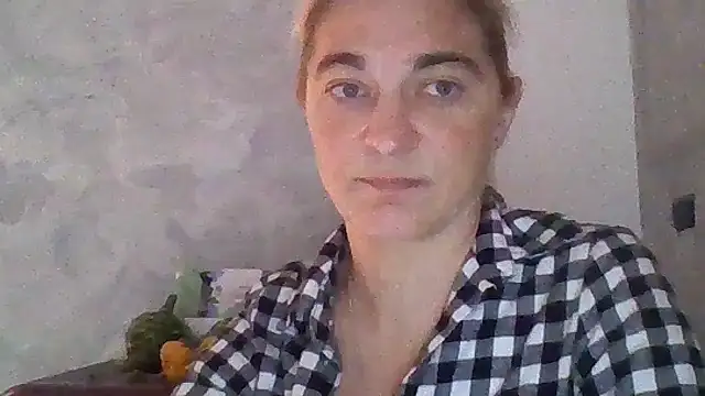 Snapshot of GoldenAngelMilf chatting on 10/18/25, 12:28 GoldenAngelMilf online show from 10/18/25, 12:28