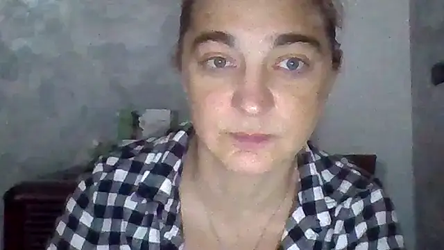 Snapshot of GoldenAngelMilf chatting on 10/21/25, 04:19 GoldenAngelMilf online show from 10/21/25, 04:19