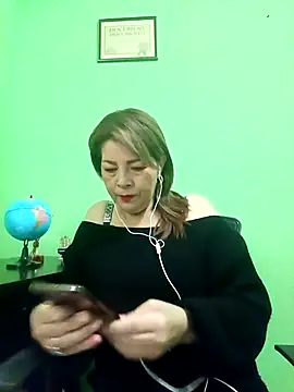Snapshot of VANESSA__01 chatting on 10/17/25, 12:19 VANESSA 01 online show from 10/17/25, 12:19