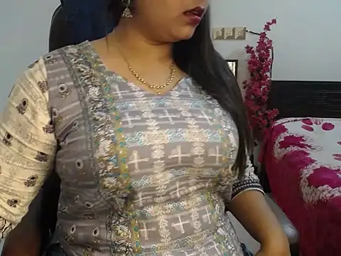 Queen Homaira online show from 11/19/25, 04:45