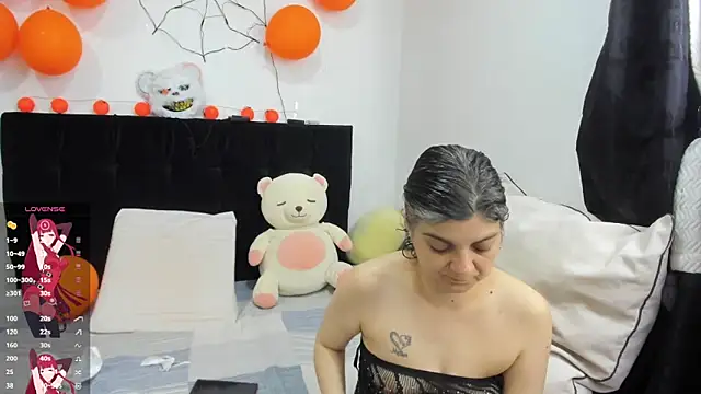 Snapshot of Yin_yang_hot chatting on 10/25/25, 11:43 Yin yang hot online show from 10/25/25, 11:43