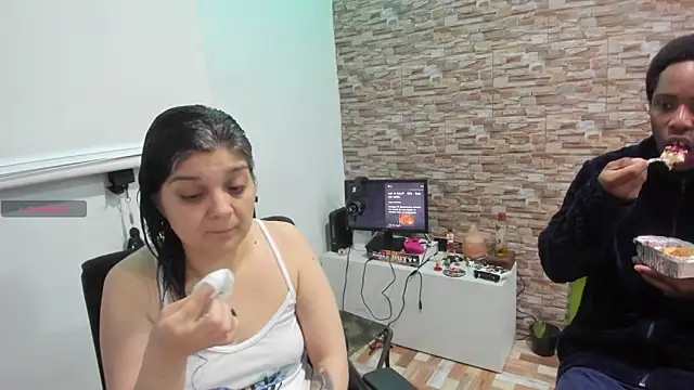 Snapshot of Yin_yang_hot chatting on 11/23/25, 03:39 Yin yang hot online show from 11/23/25, 03:39