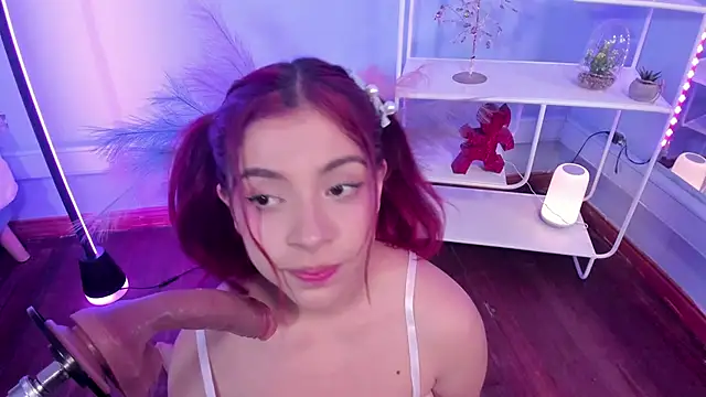 Snapshot of KathiaSaenz_ chatting on 10/10/25, 04:00 KathiaSaenz online show from 10/10/25, 04:00