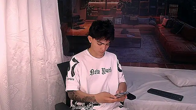 Snapshot of RomeoMillerr chatting on 12/19/25, 07:21 RomeoMillerr online show from 12/19/25, 07:21