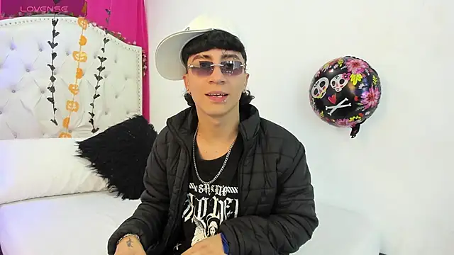 Snapshot of XaanderGrey chatting on 10/14/25, 07:36 XaanderGrey online show from 10/14/25, 07:36