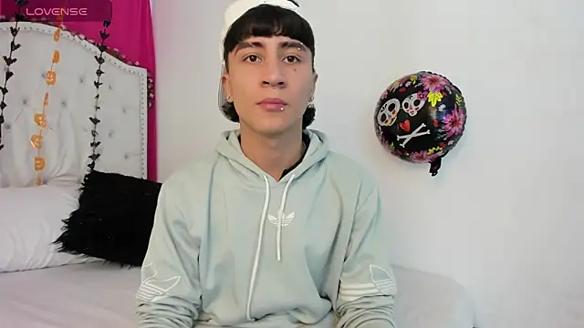 Snapshot of XaanderGrey chatting on 10/15/25, 03:34 XaanderGrey online show from 10/15/25, 03:34