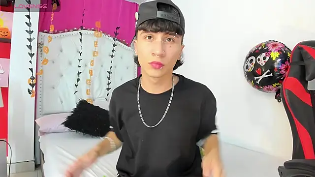 Snapshot of XaanderGrey chatting on 10/17/25, 07:27 XaanderGrey online show from 10/17/25, 07:27