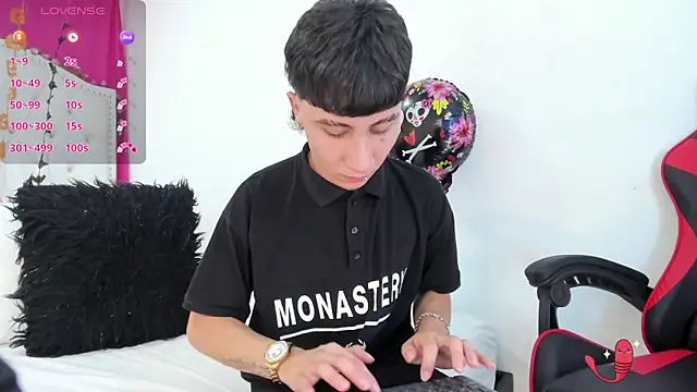 Snapshot of XaanderGrey chatting on 10/25/25, 07:30 XaanderGrey online show from 10/25/25, 07:30