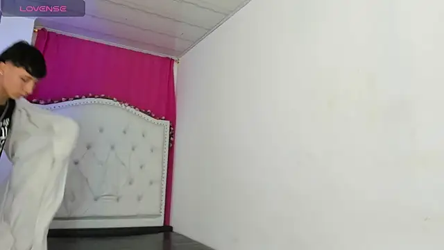 Snapshot of XaanderGrey chatting on 11/17/25, 07:08 XaanderGrey online show from 11/17/25, 07:08