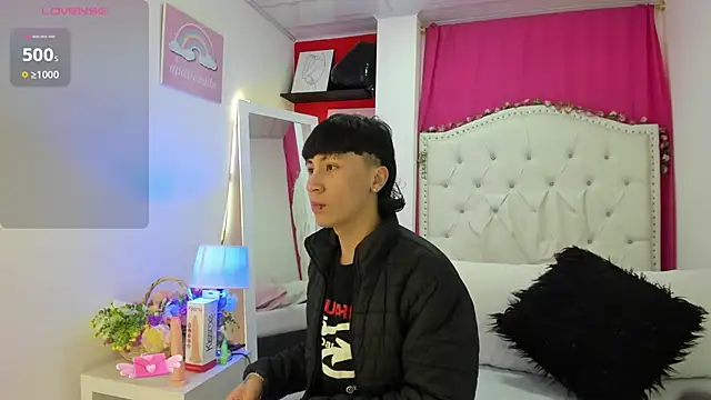 Snapshot of XaanderGrey chatting on 11/23/25, 11:32 XaanderGrey online show from 11/23/25, 11:32