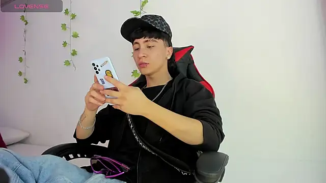 Snapshot of XaanderGrey chatting on 12/13/25, 07:53 XaanderGrey online show from 12/13/25, 07:53