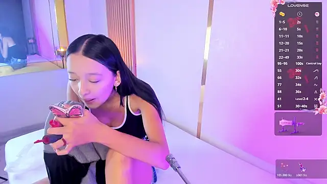 Snapshot of EmmiHops chatting on 12/05/25, 12:36 EmmiHops online show from 12/05/25, 12:36