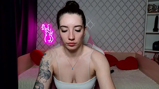 Curious Lily online show from 05/06/26, 01:03