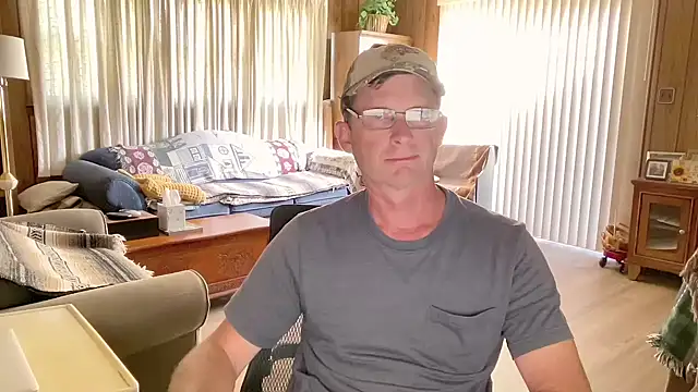 Snapshot of guyhereoncam chatting on 10/17/25, 08:11 guyhereoncam online show from 10/17/25, 08:11