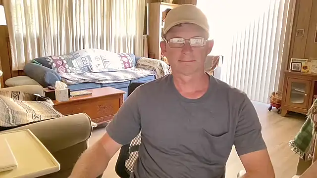 Snapshot of guyhereoncam chatting on 10/18/25, 08:31 guyhereoncam online show from 10/18/25, 08:31