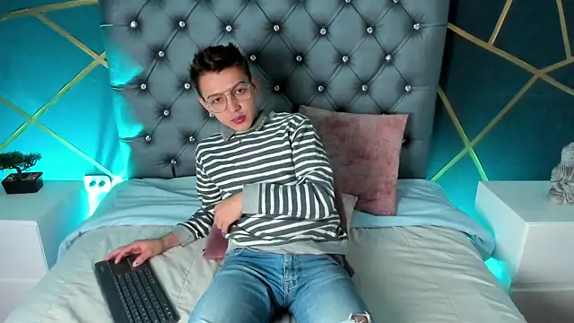 Lian Miller1  online show from 10/01/25, 12:22