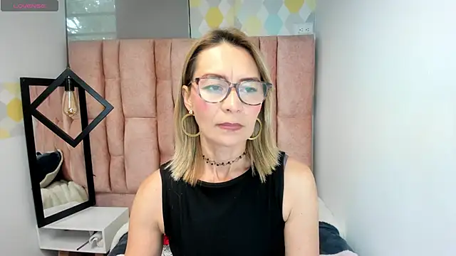 Issa Milf   online show from 04/21/26, 01:17