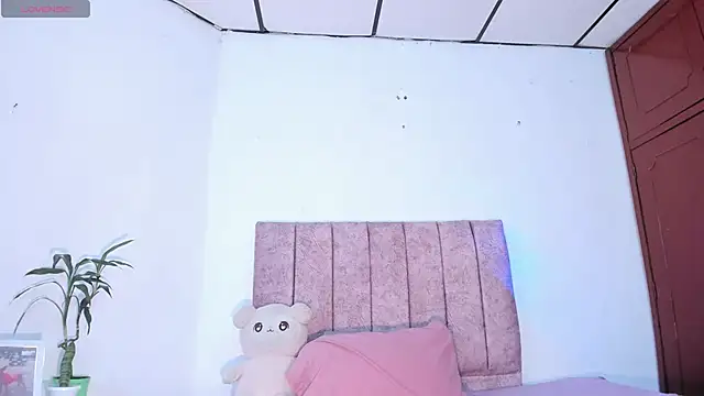 Mila 1wood online show from 04/25/26, 01:41