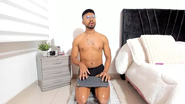 Taylormaccurdy  online show from 10/18/25, 02:29