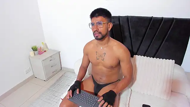 Taylormaccurdy  online show from 10/25/25, 03:29