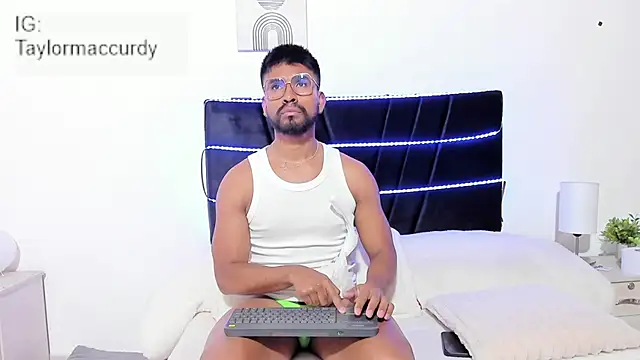 Taylormaccurdy  online show from 11/25/25, 02:06