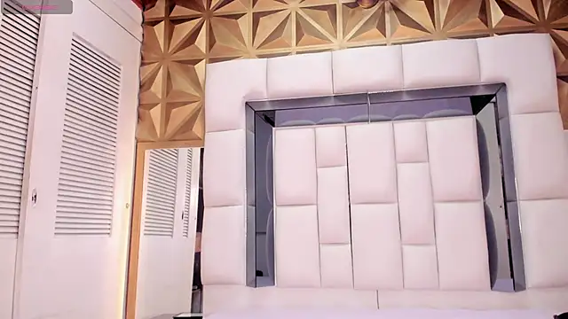 violet milleer online show from 10/23/25, 07:01