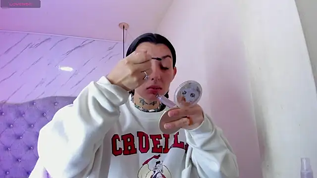 Snapshot of Iris__77 chatting on 10/12/25, 07:02 Iris 77 online show from 10/12/25, 07:02