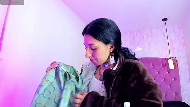 Snapshot of Iris__77 chatting on 10/30/25, 05:13 Iris 77 online show from 10/30/25, 05:13