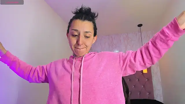 Snapshot of Iris__77 chatting on 11/08/25, 07:23 Iris 77 online show from 11/08/25, 07:23