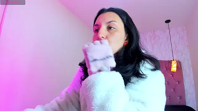 Snapshot of Iris__77 chatting on 11/17/25, 11:38 Iris 77 online show from 11/17/25, 11:38