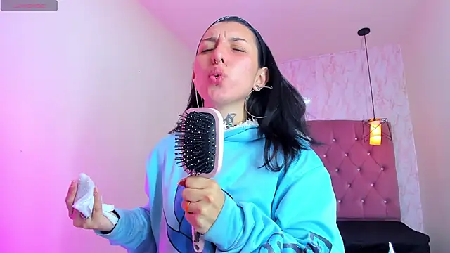 Snapshot of Iris__77 chatting on 11/24/25, 11:43 Iris 77 online show from 11/24/25, 11:43