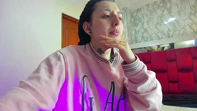 Snapshot of Iris__77 chatting on 12/02/25, 12:43 Iris 77 online show from 12/02/25, 12:43