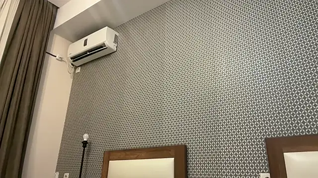 realrockybee1 online show from 11/20/25, 10:53