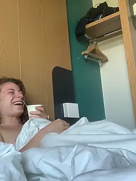 GoldenPussy1329 online show from 04/23/26, 08:46