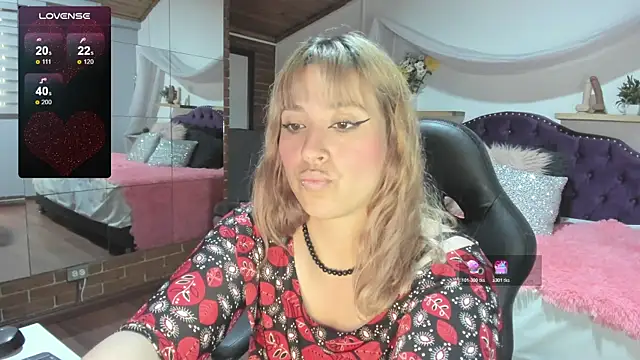 Snapshot of sophialyh_1 chatting on 10/31/25, 01:56 sophialyh 1 online show from 10/31/25, 01:56