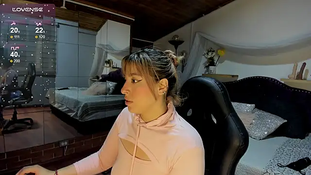 Snapshot of sophialyh_1 chatting on 11/26/25, 12:28 sophialyh 1 online show from 11/26/25, 12:28