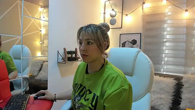 Snapshot of sophialyh_1 chatting on 11/27/25, 12:29 sophialyh 1 online show from 11/27/25, 12:29