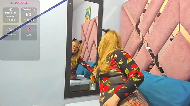 Snapshot of AliceCat_01 chatting on 10/15/25, 12:00 AliceCat 01 online show from 10/15/25, 12:00