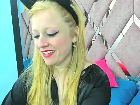 Snapshot of AliceCat_01 chatting on 10/18/25, 12:17 AliceCat 01 online show from 10/18/25, 12:17