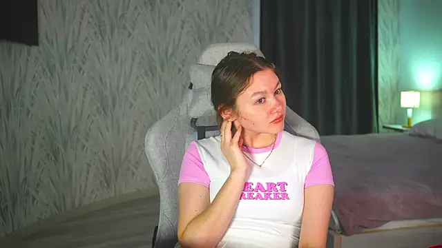 Snapshot of LewisThrone chatting on 09/28/25, 04:29 LewisThrone online show from 09/28/25, 04:29