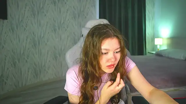 Snapshot of LewisThrone chatting on 09/29/25, 04:17 LewisThrone online show from 09/29/25, 04:17