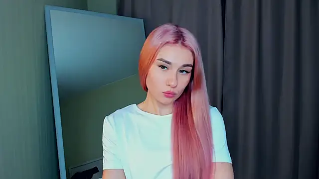 Snapshot of MinaRuzzo chatting on 12/05/25, 05:49 MinaRuzzo online show from 12/05/25, 05:49