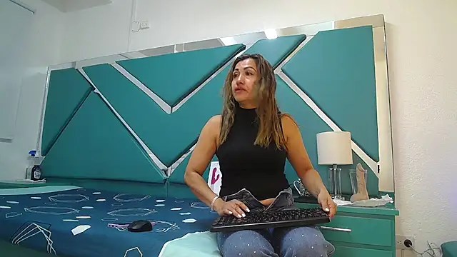 chloe  Jones  online show from 04/24/26, 01:02