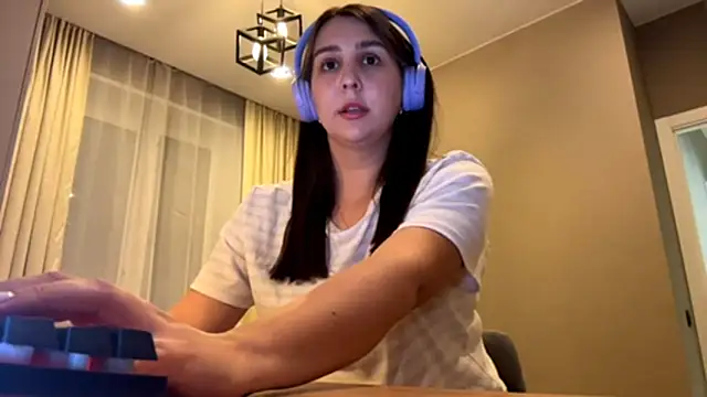 Snapshot of RoseRossi chatting on 10/06/25, 11:18 RoseRossi online show from 10/06/25, 11:18