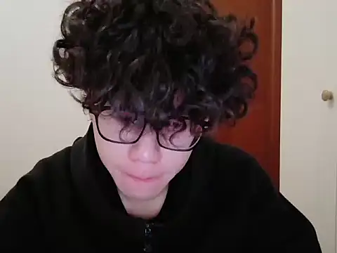 Snapshot of hangzi-0011 chatting on 11/02/25, 12:07 hangzi-0011 online show from 11/02/25, 12:07