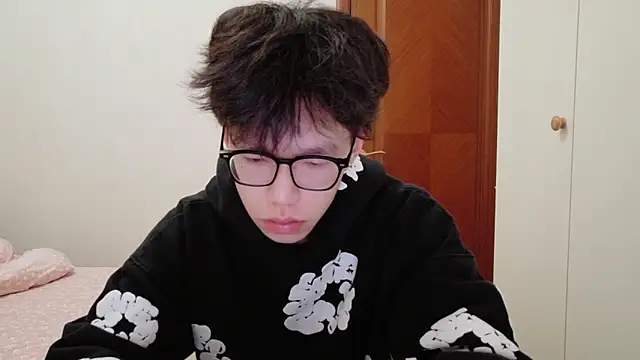 Snapshot of hangzi-0011 chatting on 11/06/25, 01:23 hangzi-0011 online show from 11/06/25, 01:23