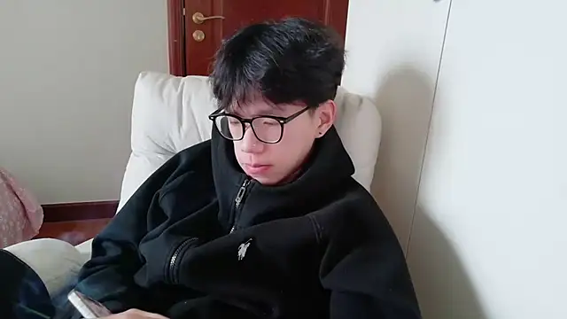 Snapshot of hangzi-0011 chatting on 11/12/25, 08:04 hangzi-0011 online show from 11/12/25, 08:04