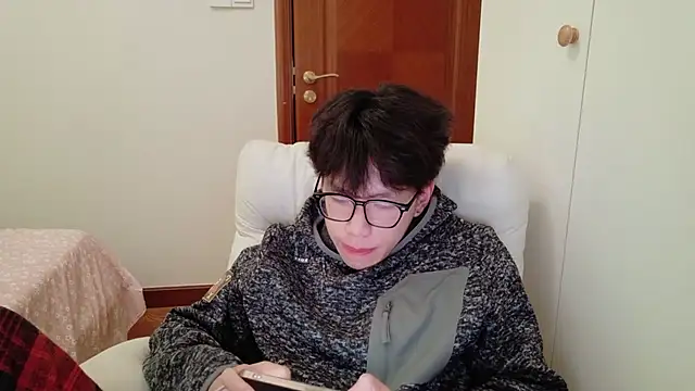 Snapshot of hangzi-0011 chatting on 11/13/25, 06:01 hangzi-0011 online show from 11/13/25, 06:01